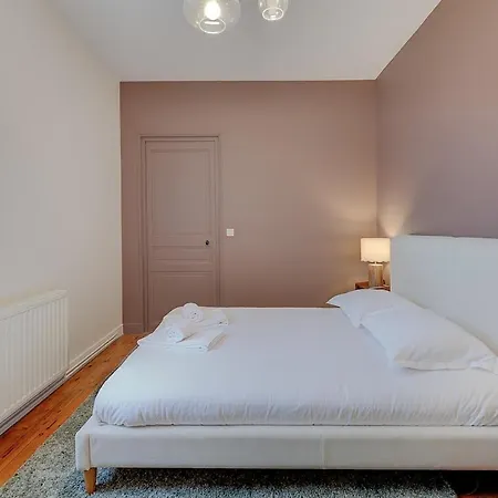 Avec Chambre, Parking, Bureau, Wifi Apartment