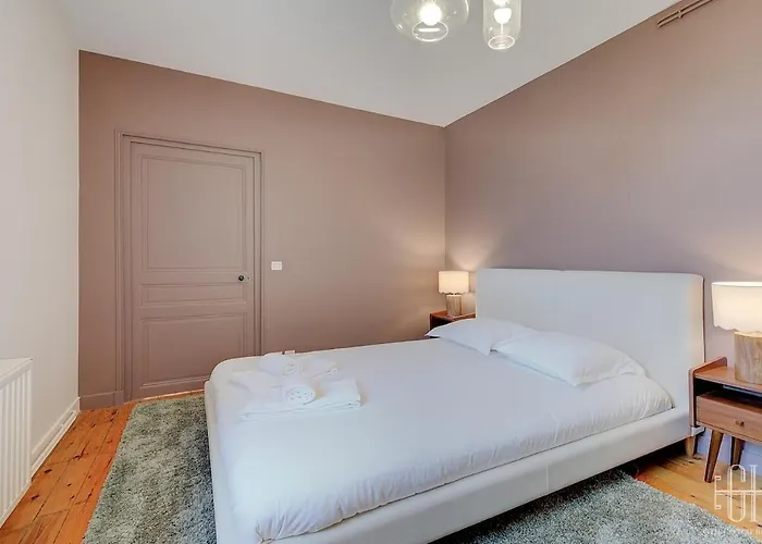 Appartement Avec Chambre, Parking, Bureau, Wifi *